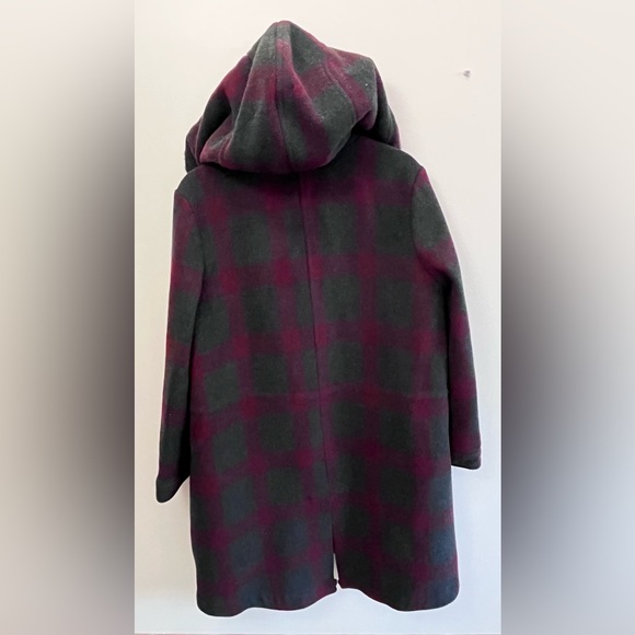 BB Dakota Charcoal and Burgundy Plaid Cape with Faux Fur Collar - Picture 4 of 8